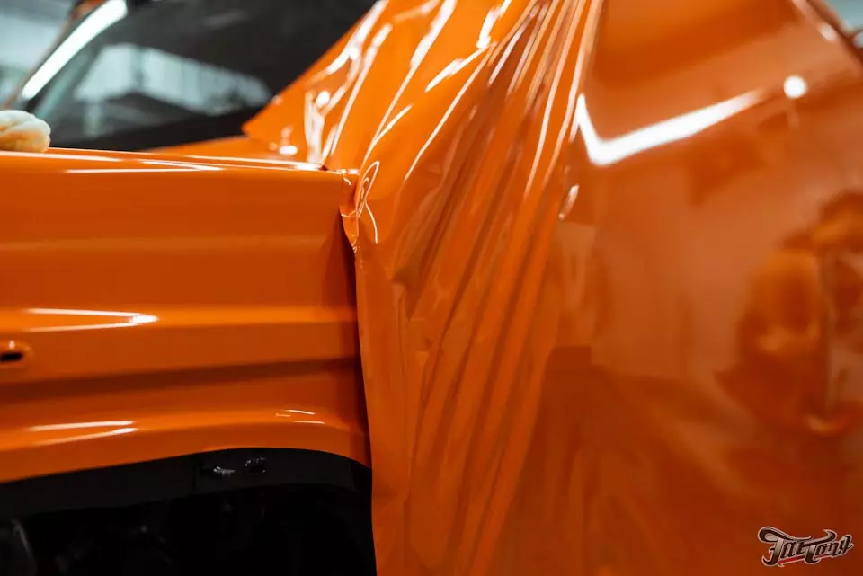 Mercedes G500. Оклейка кузова с проёмами из черного в оранжевый глянец! Окрас суппортов и дисков!